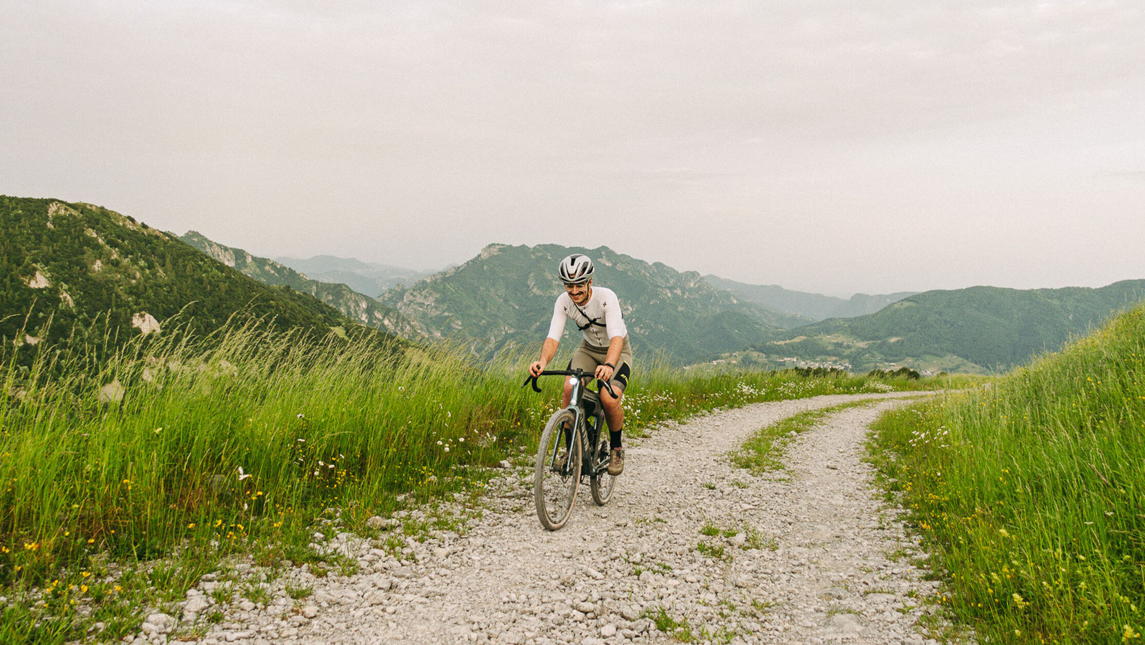 Canyon Grail gravel bike with frame bag and water bottles, designed for endurance and adventure riding on off-road trails.